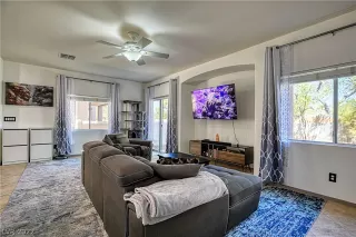 Photo #4: 2415107 Listing