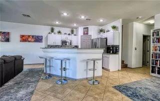 Photo #6: 2415107 Listing