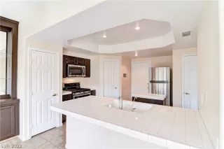 Photo #3: 2415312 Listing 