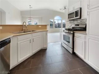 Photo #6: 2415547 Listing 