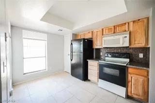 Photo #6: 2415606 Listing