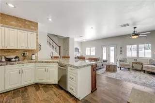 Photo #3: 2415687 Listing 