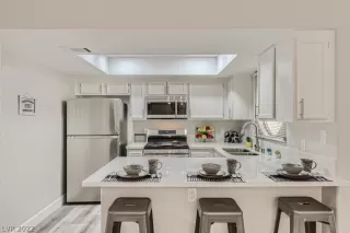 Photo #2: 2415899 Listing