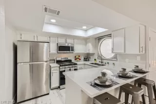 Photo #3: 2415899 Listing