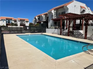 Photo #4: 2415996 Listing