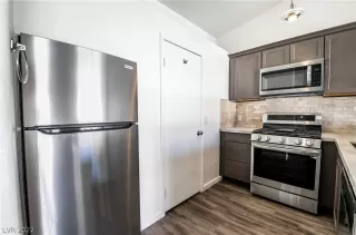 Photo #5: 2416183 Listing 