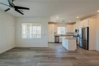 Photo #5: 2416798 Listing