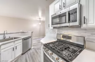 Photo #3: 2416831 Listing