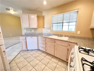 Photo #5: 2417286 Listing