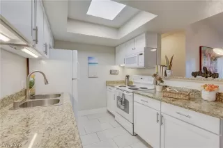 Photo #6: 2417743 Listing