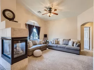 Photo #5: 2417759 Listing