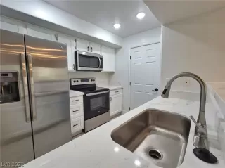 Photo #5: 2417957 Listing