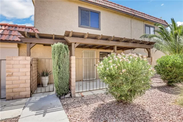 MLS: 2417966 Condo For Sale