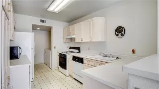 Photo #4: 2417982 Listing