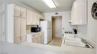 Photo #5: 2417982 Listing