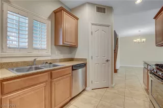 Photo #5: 2418012 Listing 