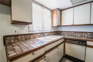 Photo #5: 2418019 Listing