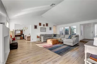 Photo #4: 2418092 Listing