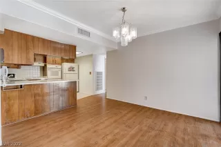 Photo #4: 2418156 Listing