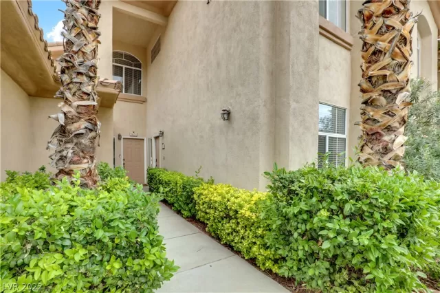 MLS: 2418319 Condo For Sale