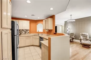 Photo #4: 2418319 Listing