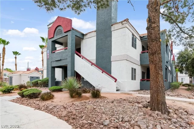 MLS: 2418324 Condo For Sale