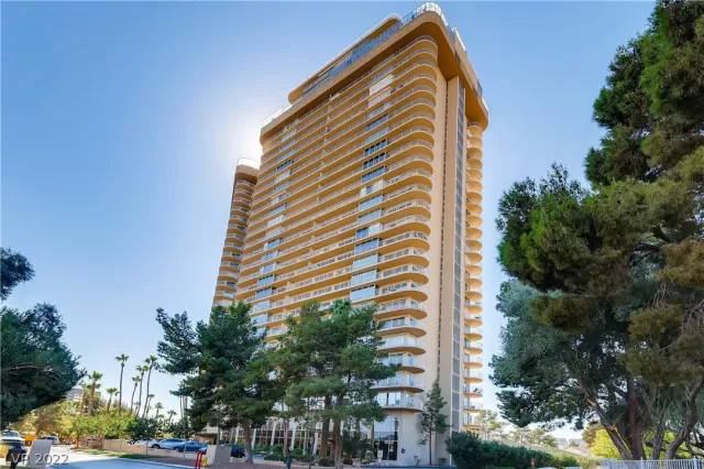 MLS: 2418669 Condo For Sale