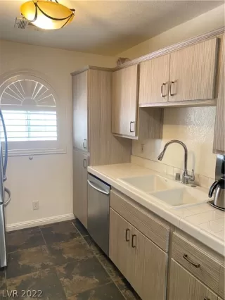 Photo #5: 2418697 Listing