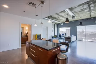 Photo #5: 2418700 Listing