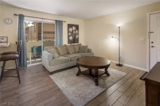 Photo #4: 2418740 Listing