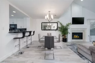 Photo #3: 2418841 Listing