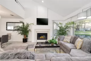 Photo #4: 2418841 Listing