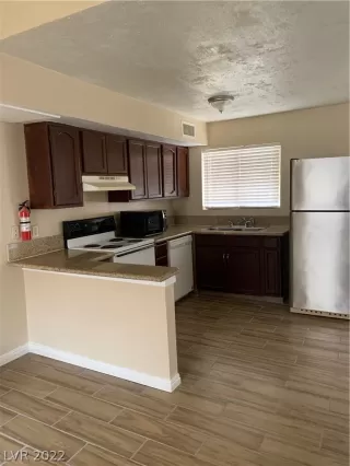 Photo #5: 2418880 Listing 