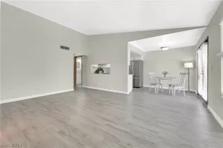 Photo #4: 2419284 Listing