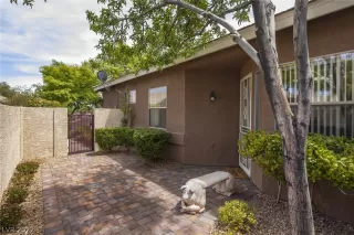 Photo #4: 2419601 Listing