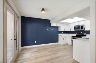 Photo #4: 2419611 Listing