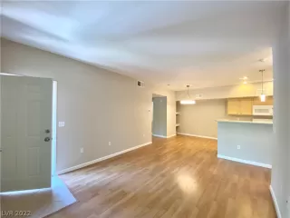 Photo #5: 2419708 Listing 