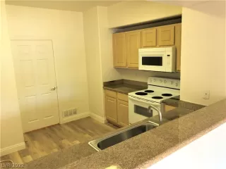 Photo #4: 2419914 Listing