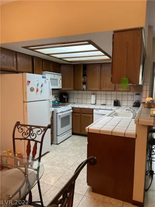 Photo #4: 2420111 Listing 