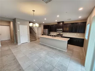 Photo #6: 2420157 Listing
