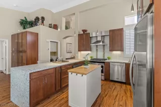 Photo #5: 2420339 Listing 