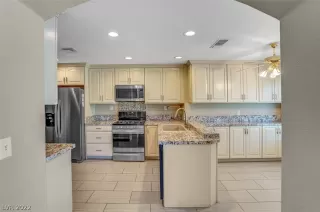 Photo #5: 2420367 Listing