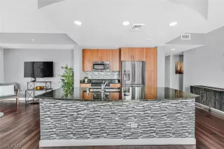 Photo #3: 2420648 Listing