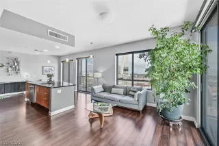 Photo #5: 2420648 Listing