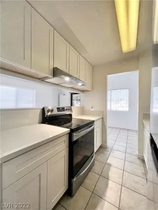 Photo #5: 2420819 Listing