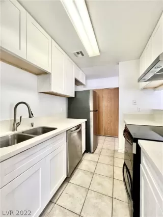 Photo #6: 2420819 Listing