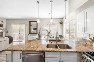 Photo #4: 2420839 Listing