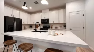 Photo #6: 2420915 Listing