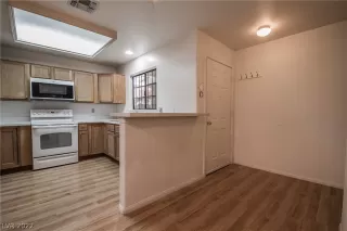 Photo #5: 2421249 Listing