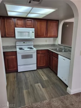 Photo #5: 2421269 Listing 